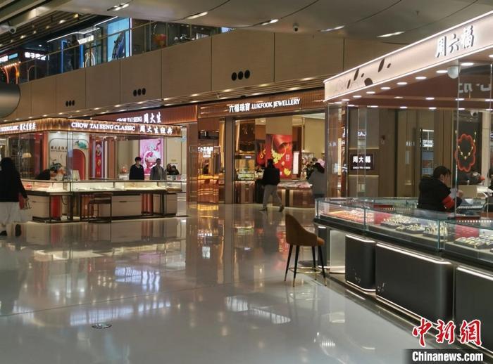 資料圖：某商場(chǎng)的黃金店鋪。 中新網(wǎng)記者 謝藝觀 攝
