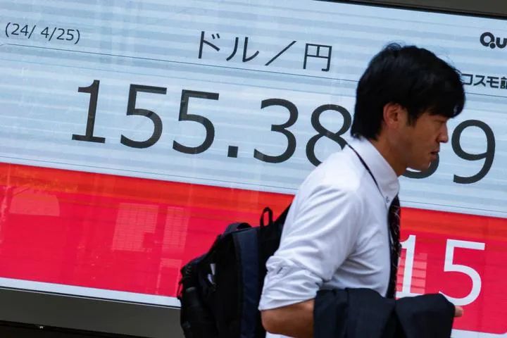 4月25日，行人走過日本東京一處顯示實(shí)時(shí)匯率的電子屏幕。新華社記者張笑宇攝
