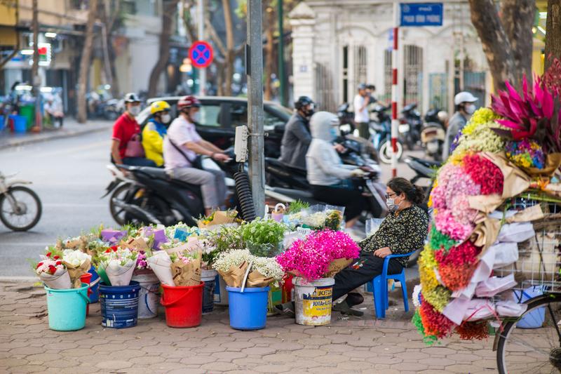 3月25日，一名商販在越南河內(nèi)街頭賣(mài)花。新華社