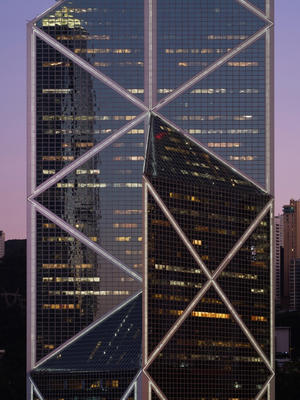 中銀大廈（1982–1989）外墻一景，香港，2021年。攝影：何兆南。M+委約拍攝，2021年。?何兆南