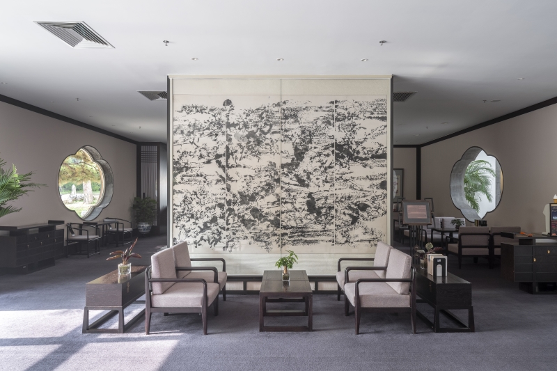 趙無極的水墨畫裝設(shè)在香山飯店（1979–1982）四季庭大堂旁的房間中，北京，2021年。攝影：田方方。M+委約拍攝，2021年。? 田方方