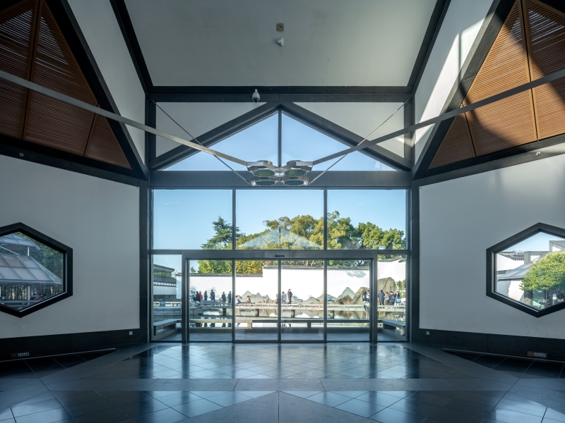 蘇州博物館（2000–2006）大廳框起了花園中的石景等主要景觀，蘇州，2021年。攝影：田方方。M+委約拍攝，2021年。? 田方方