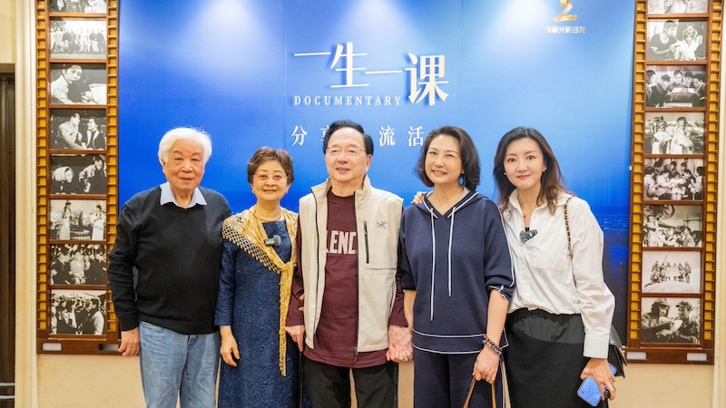 王圣民（左二）與陳鋼（中）等嘉賓合影