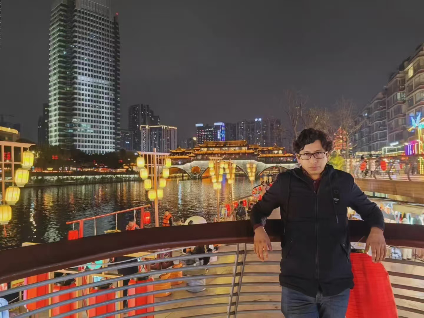 厄瓜多爾籍留學(xué)生Sebastiɑ?n夜游錦江