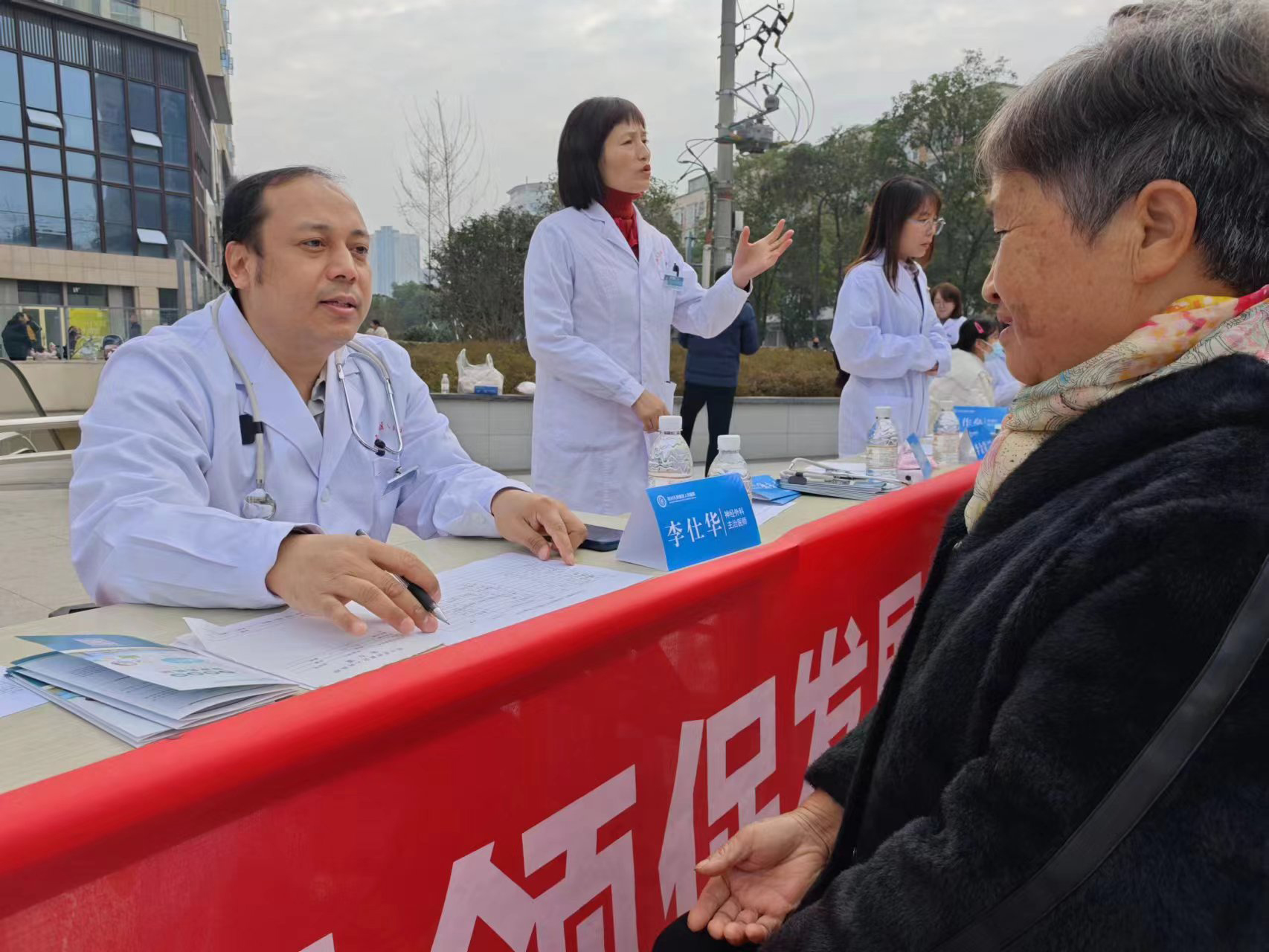 尼泊爾籍醫(yī)生李仕華參加天府新區(qū)志愿者服務(wù)活動