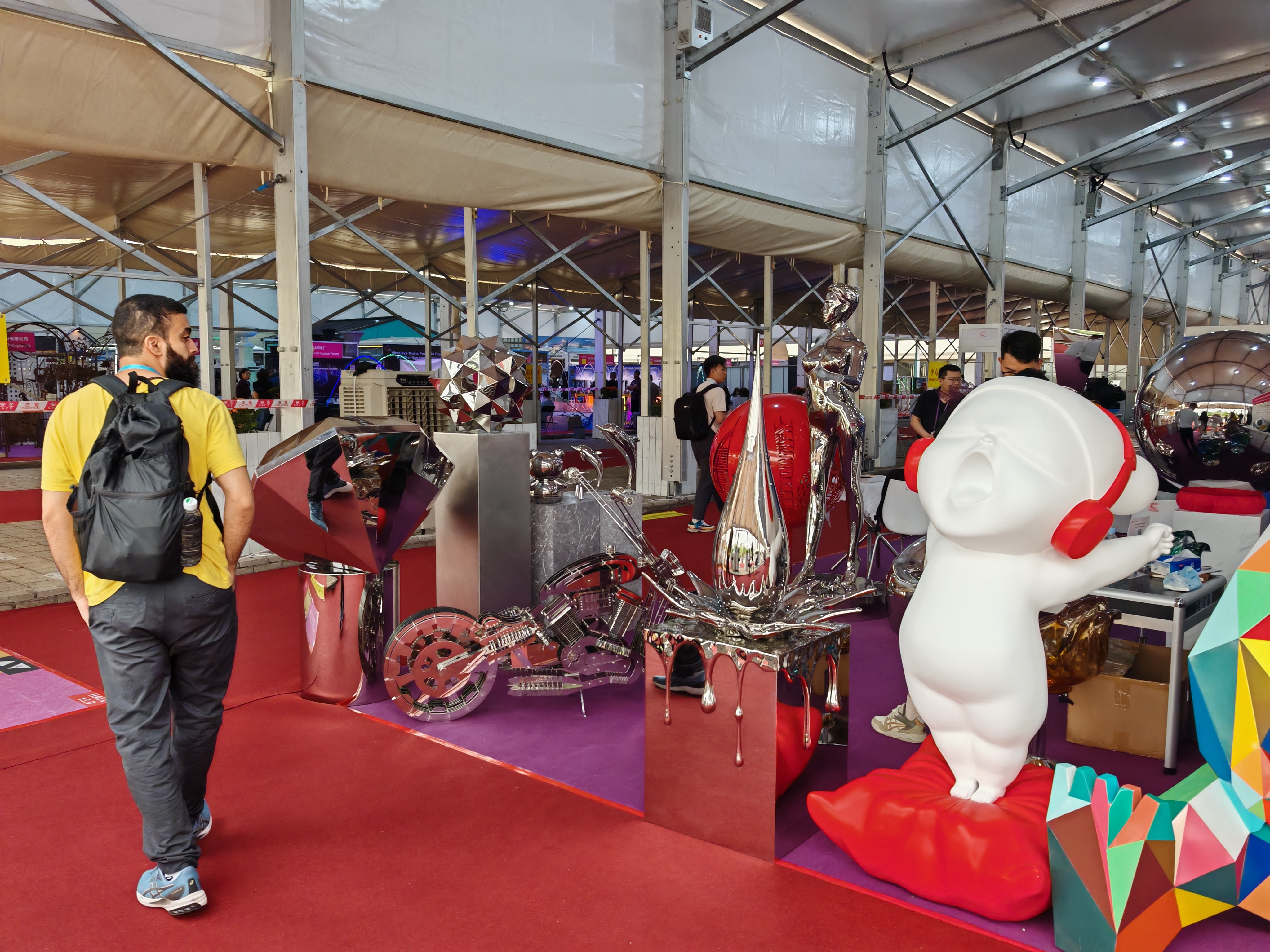 廖茂平在廣交會(huì)上展示雕塑