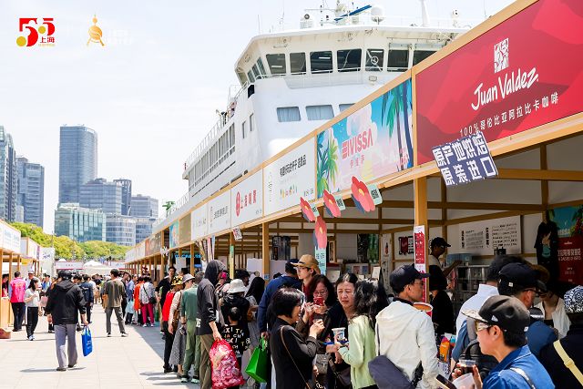 位于上海北外灘的咖啡節(jié)主市集迎來(lái)眾多市民與游客    主辦方供圖