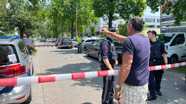 6月10日，警察在奧地利格拉茨市槍擊事件現(xiàn)場(chǎng)附近執(zhí)勤 （新華社 圖）